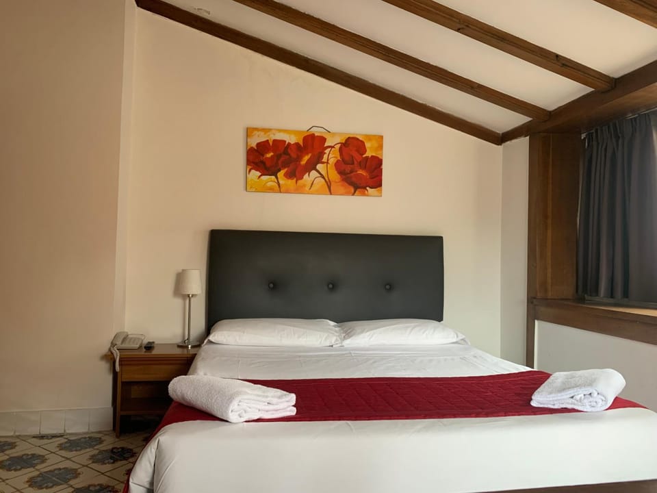 Bed, Bedroom, towels