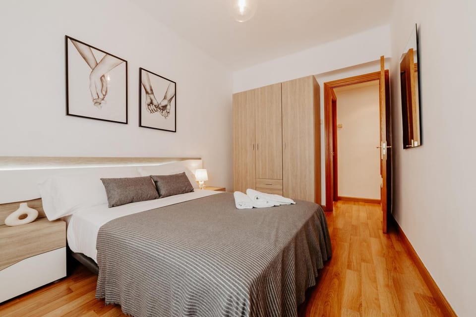 Photo of the whole room, Bedroom, wardrobe