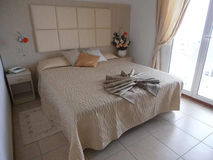 Day, Photo of the whole room