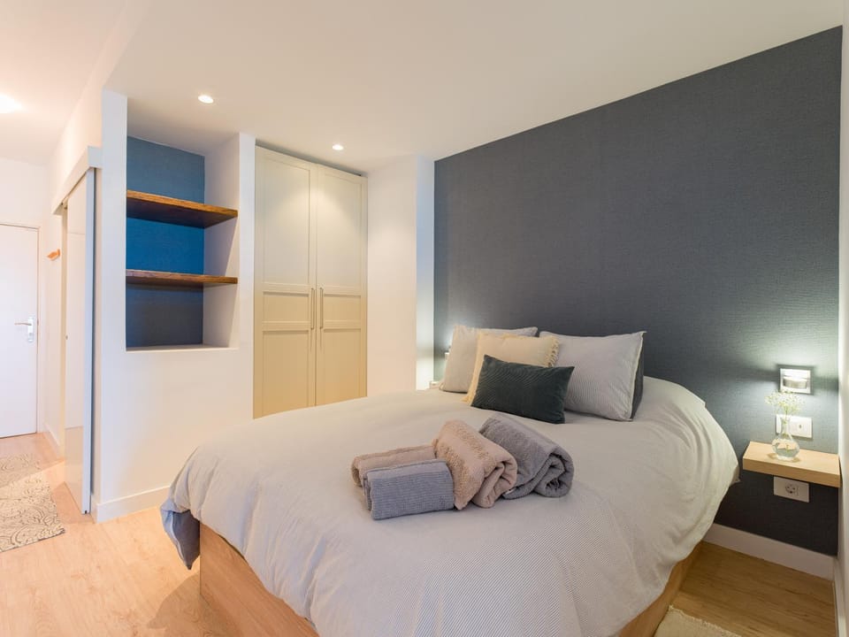 Bed, Photo of the whole room, Bedroom, towels, wardrobe