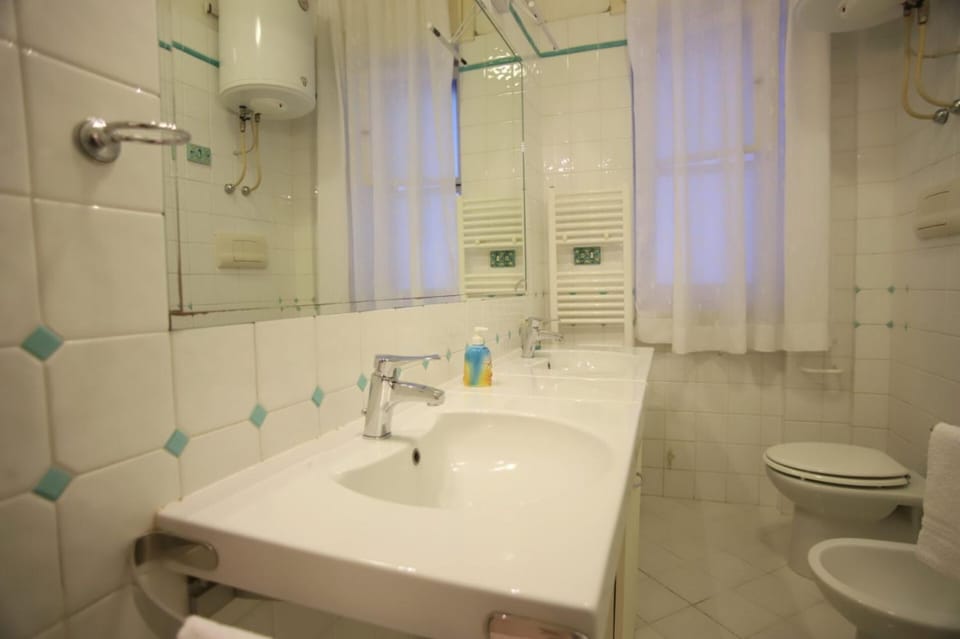 Shower, Toilet, Bathroom, bidet, towels