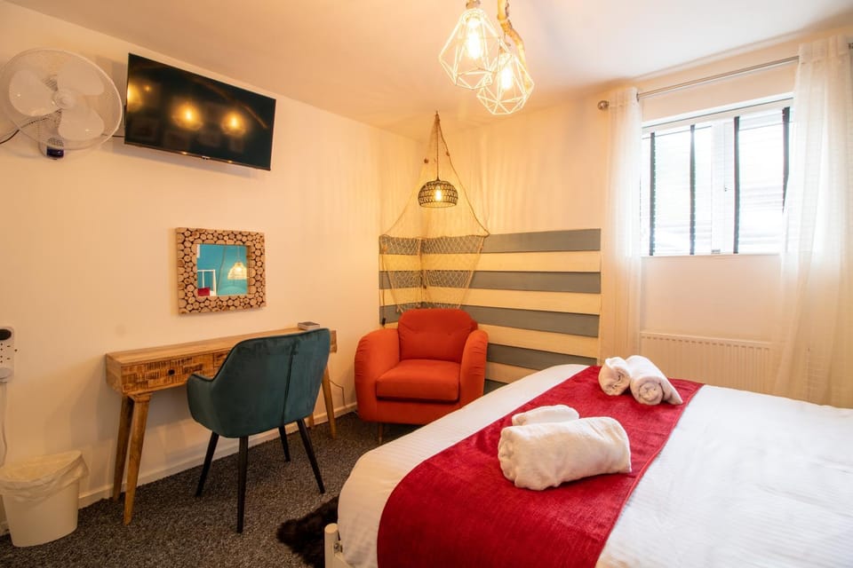 Bed, TV and multimedia, Photo of the whole room, Bedroom, towels