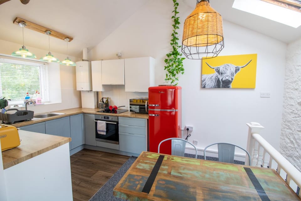 Kitchen or kitchenette, Dining area, dishwasher, minibar, pet friendly, stove, toaster
