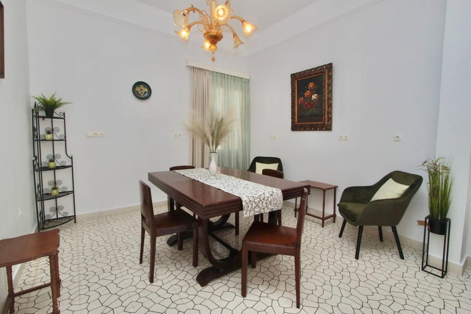 Seating area, Dining area