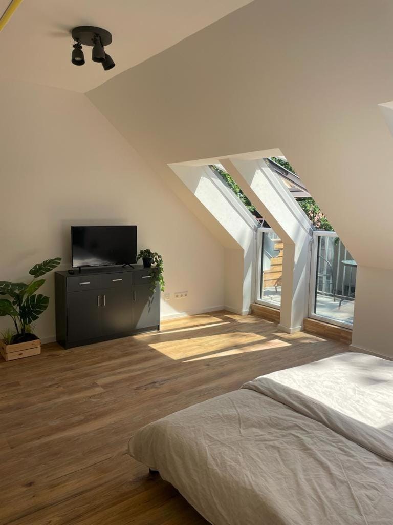 Bed, TV and multimedia, Photo of the whole room, Bedroom