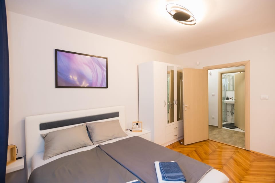 Bedroom, wardrobe