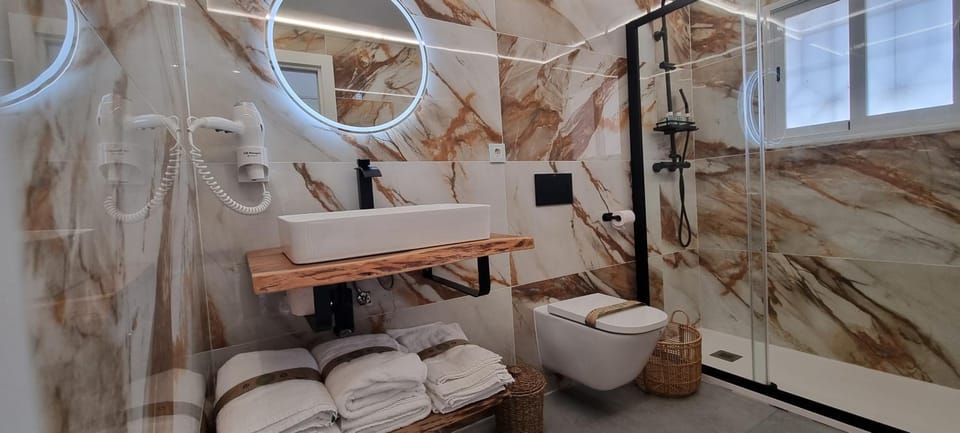 Shower, Toilet, Bathroom, towels