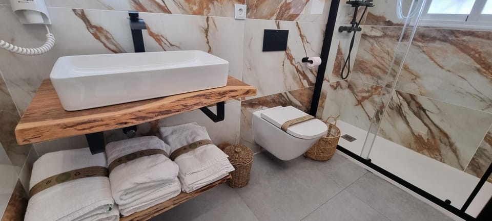 Shower, Toilet, Bathroom, towels