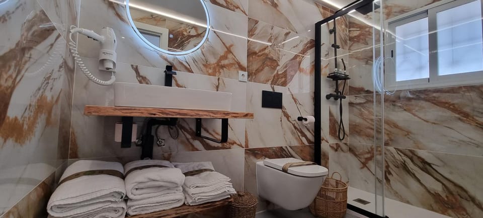 Shower, Toilet, Bathroom, towels