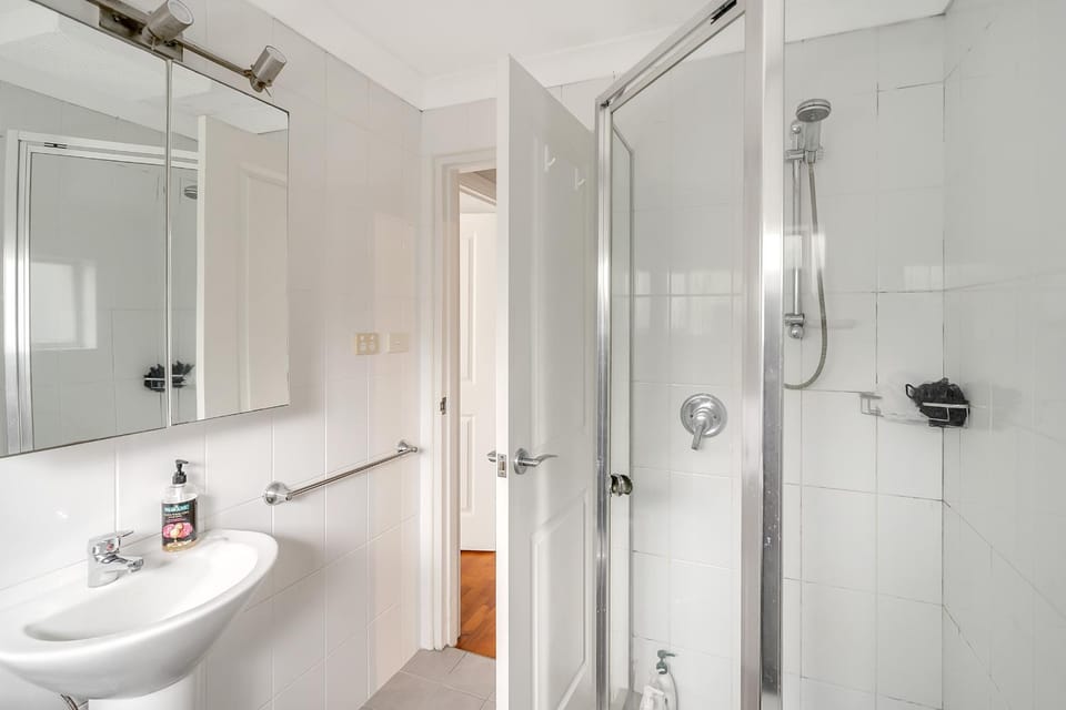Bright 1 Bedroom Apartment in Lane Cove House in Sydney