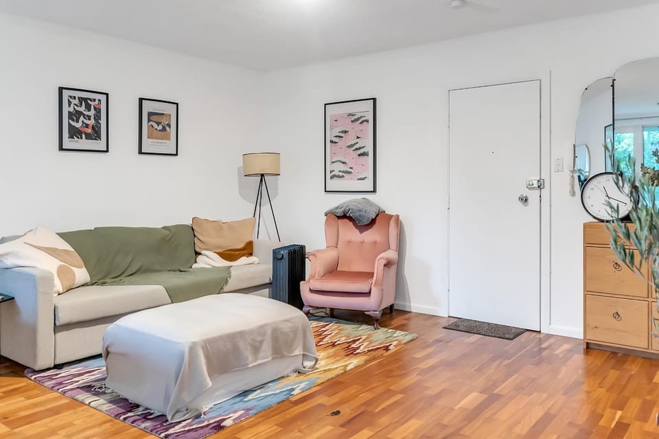 Bright 1 Bedroom Apartment in Lane Cove House in Sydney