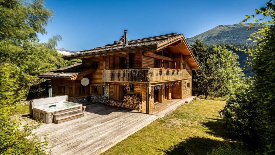 Property building, Spring, Day, Natural landscape, Hot Tub, Hot Tub, Mountain view