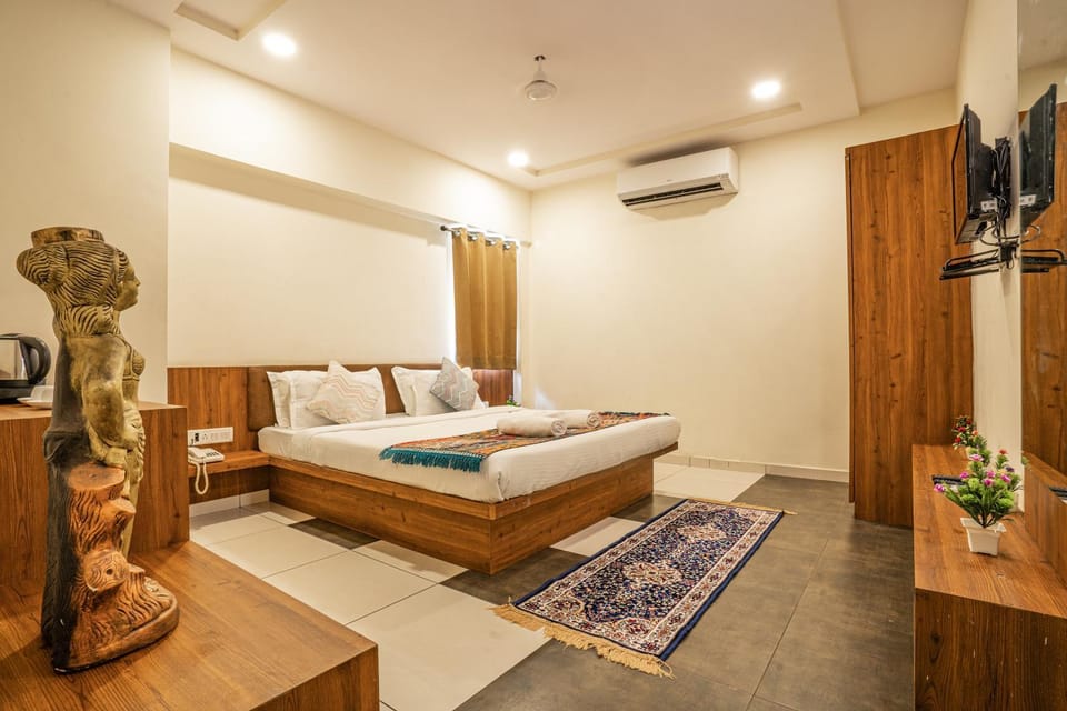 Bed, TV and multimedia, Bedroom, towels, air conditioner