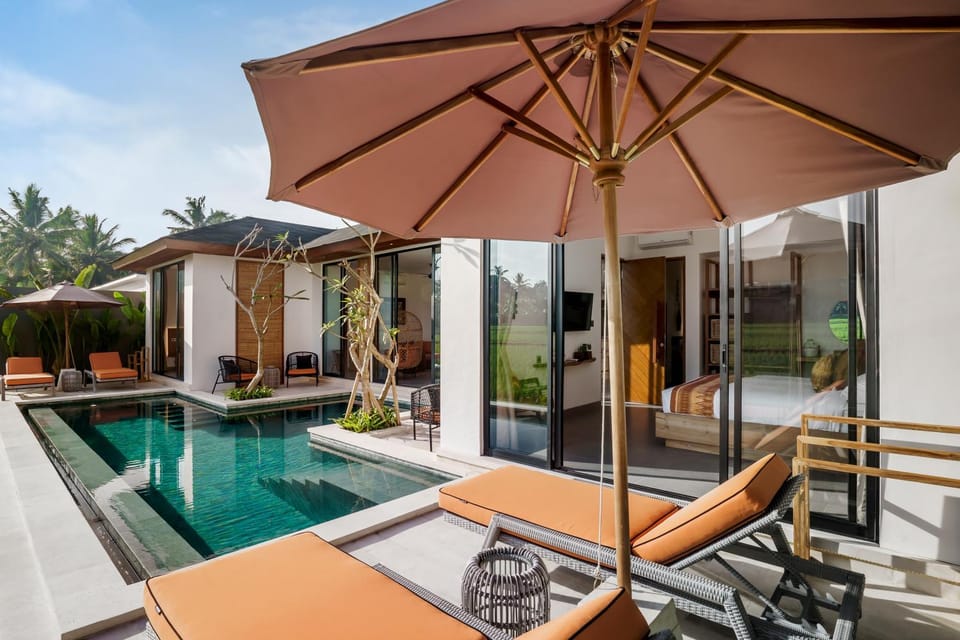 Pool view, Swimming pool, sunbed