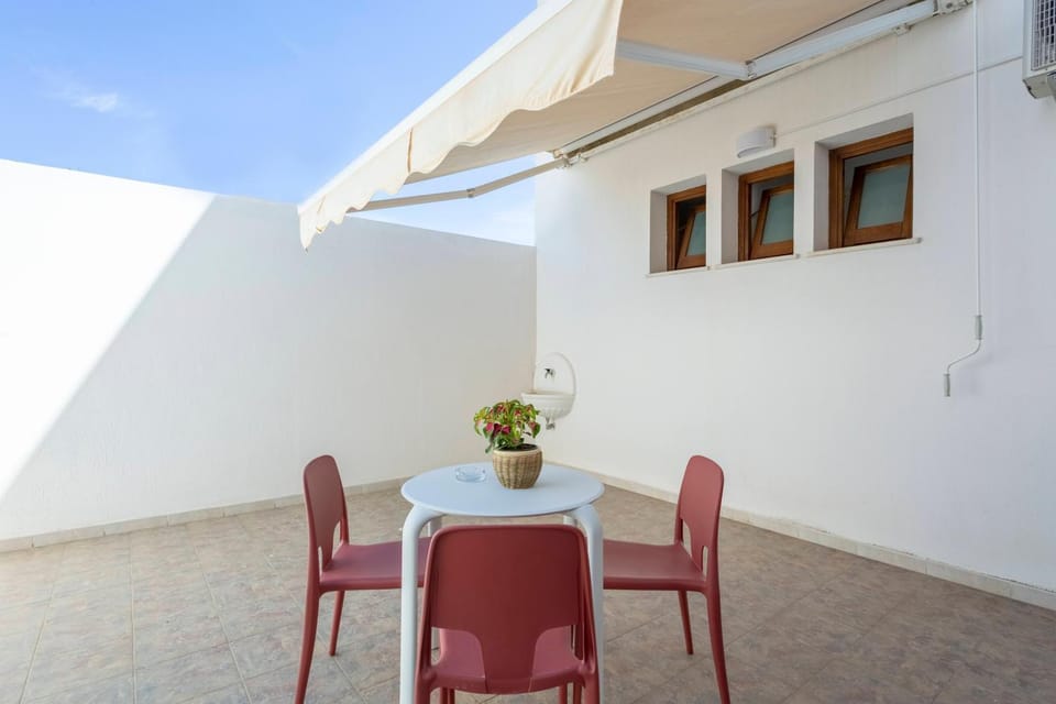 Patio, Day, Dining area