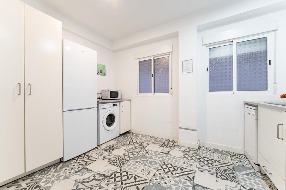 Kitchen or kitchenette, microwave, washing machine
