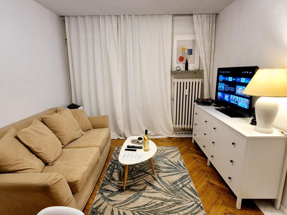 TV and multimedia, Living room, Seating area