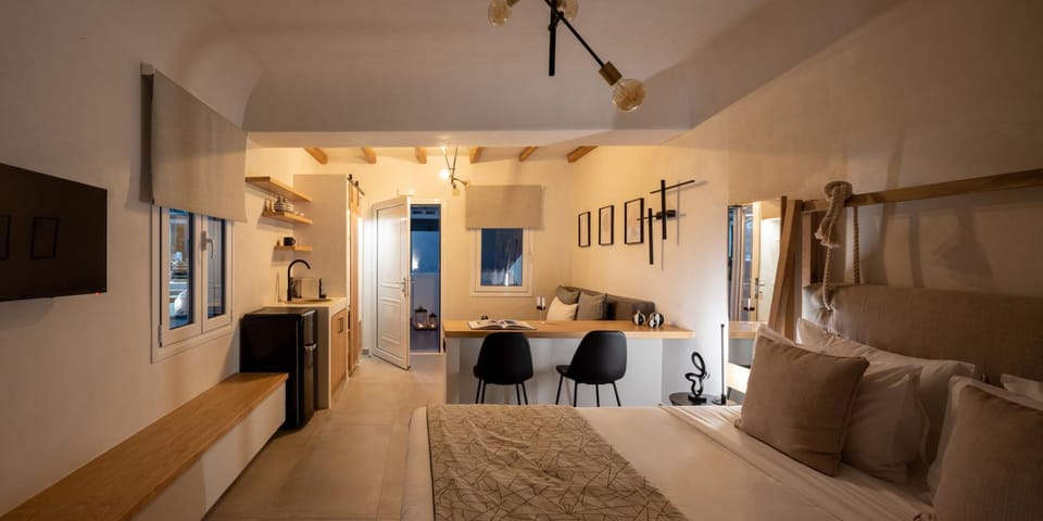 Bed, TV and multimedia, Living room, Seating area, Dining area, Bedroom