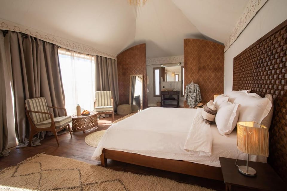 Bed, Seating area, Bedroom