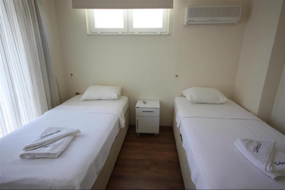 Photo of the whole room, Bedroom, towels