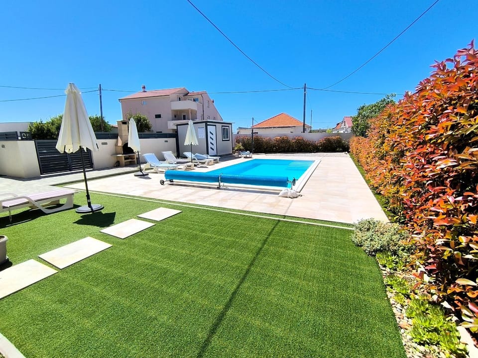 Garden view, Pool view, Swimming pool, sunbed