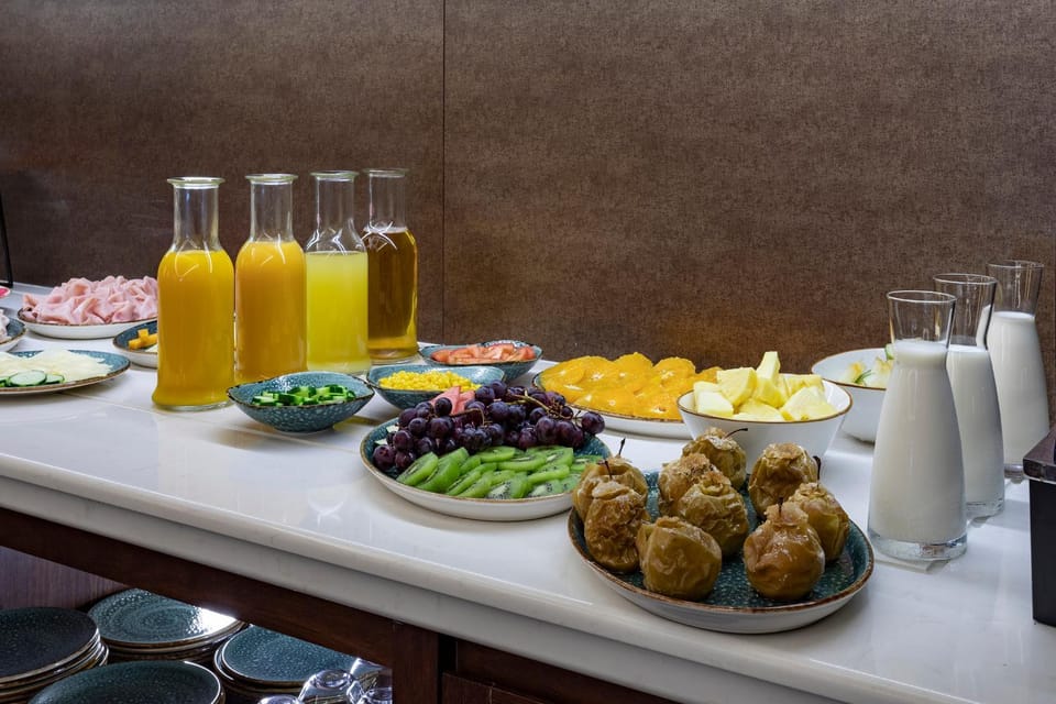 Property building, Food and drinks, Food, Breakfast, Buffet breakfast