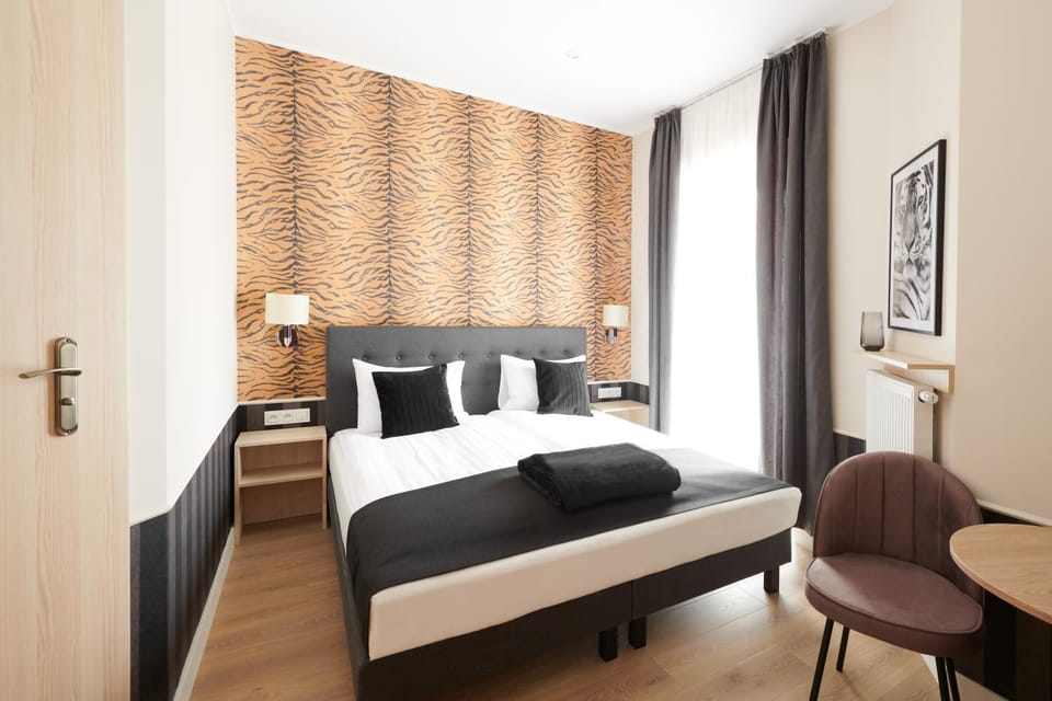 Bed, Photo of the whole room, Seating area, Bedroom