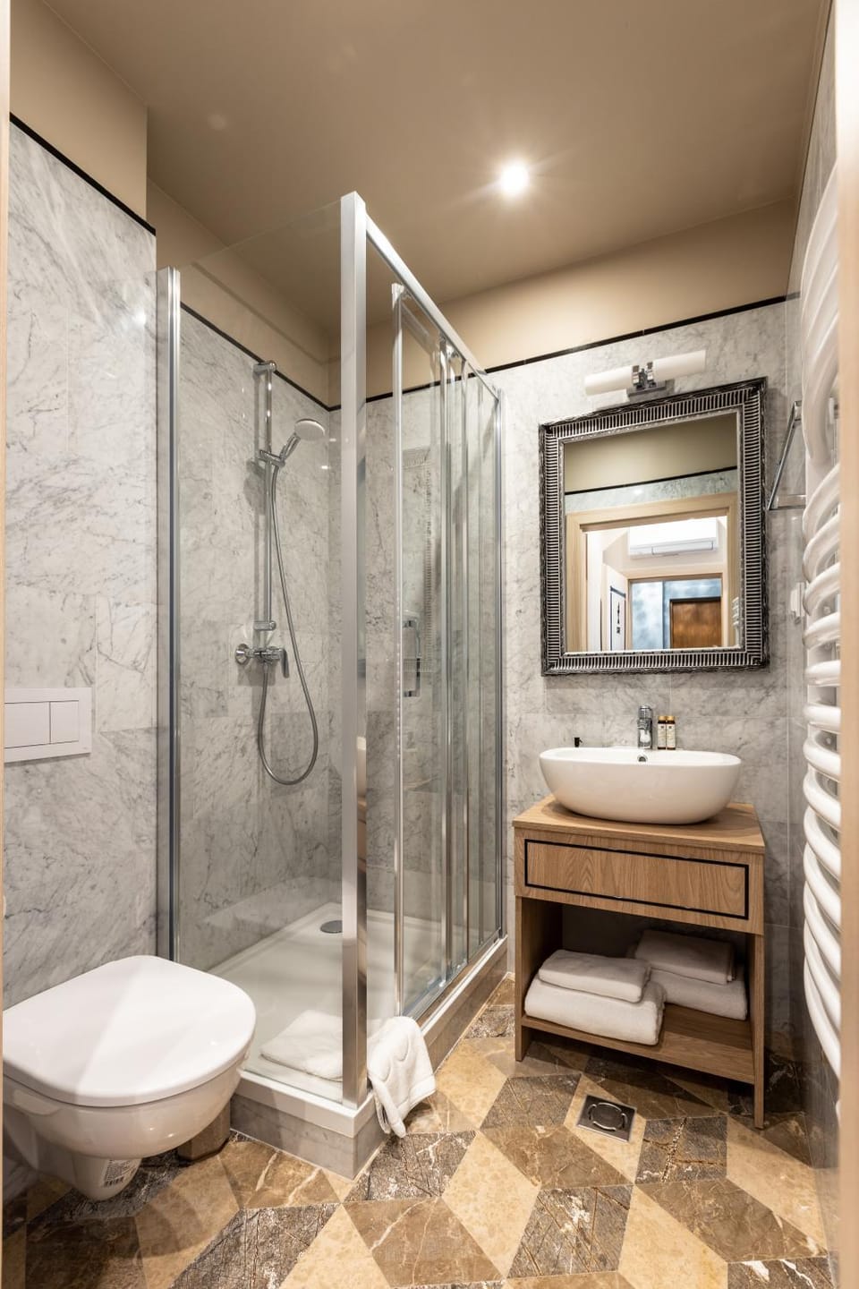 Shower, Toilet, Bathroom, towels