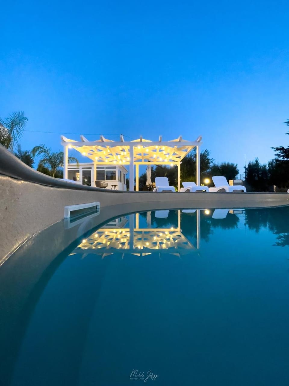 Swimming pool, sunbed