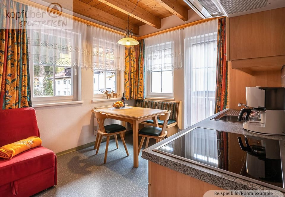 Kitchen or kitchenette, Seating area, Dining area, stove