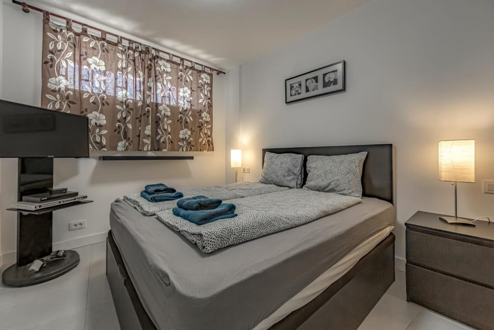 Bed, View (from property/room), Balcony/Terrace, Kitchen or kitchenette, Living room, Bedroom, Swimming pool