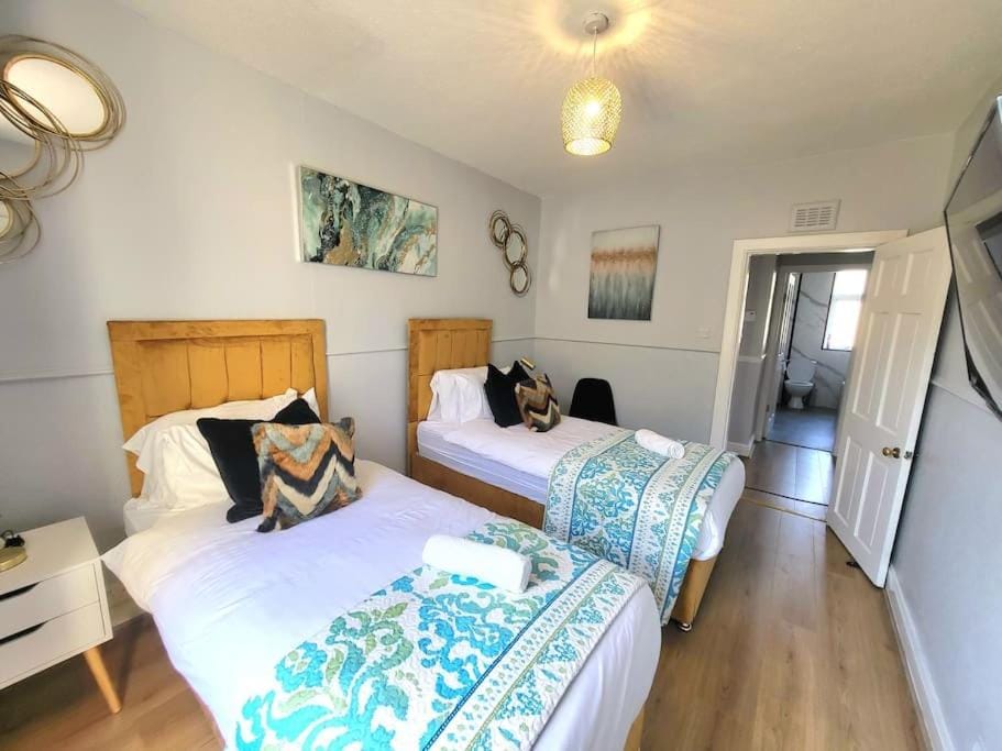 Bed, TV and multimedia, Photo of the whole room, Seating area, Bedroom, wardrobe