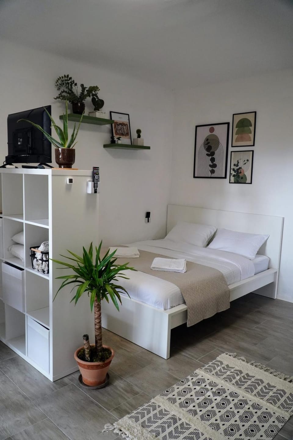 Bed, TV and multimedia, Bedroom