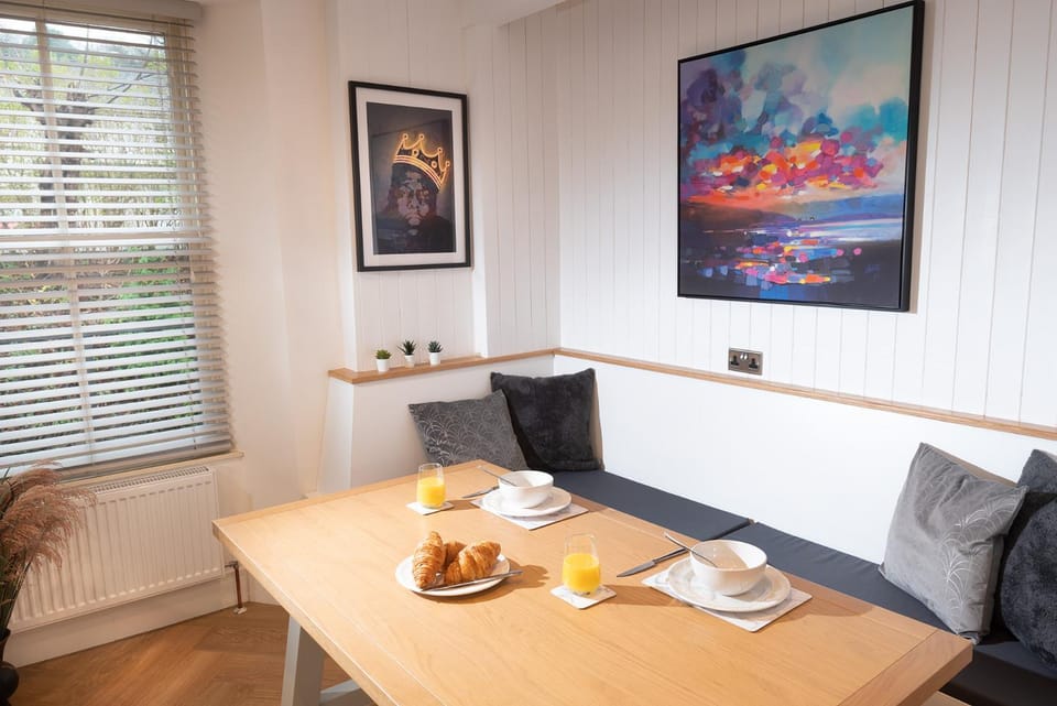 Food and drinks, Seating area, Dining area, Food