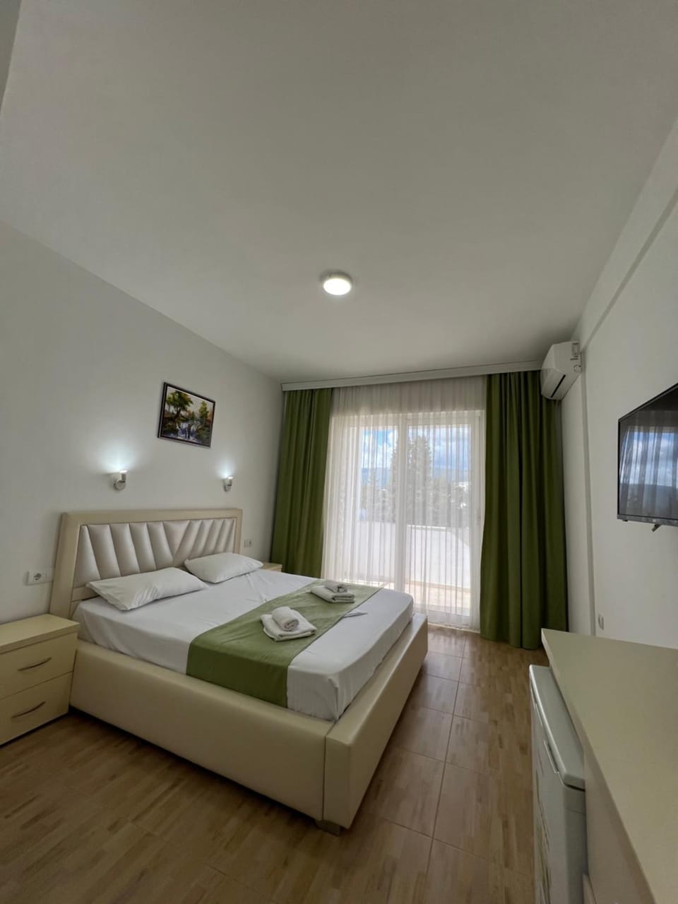 Bed, TV and multimedia, Photo of the whole room, Bedroom, towels, air conditioner
