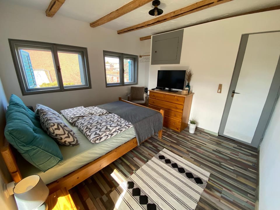 Bed, TV and multimedia, Bedroom