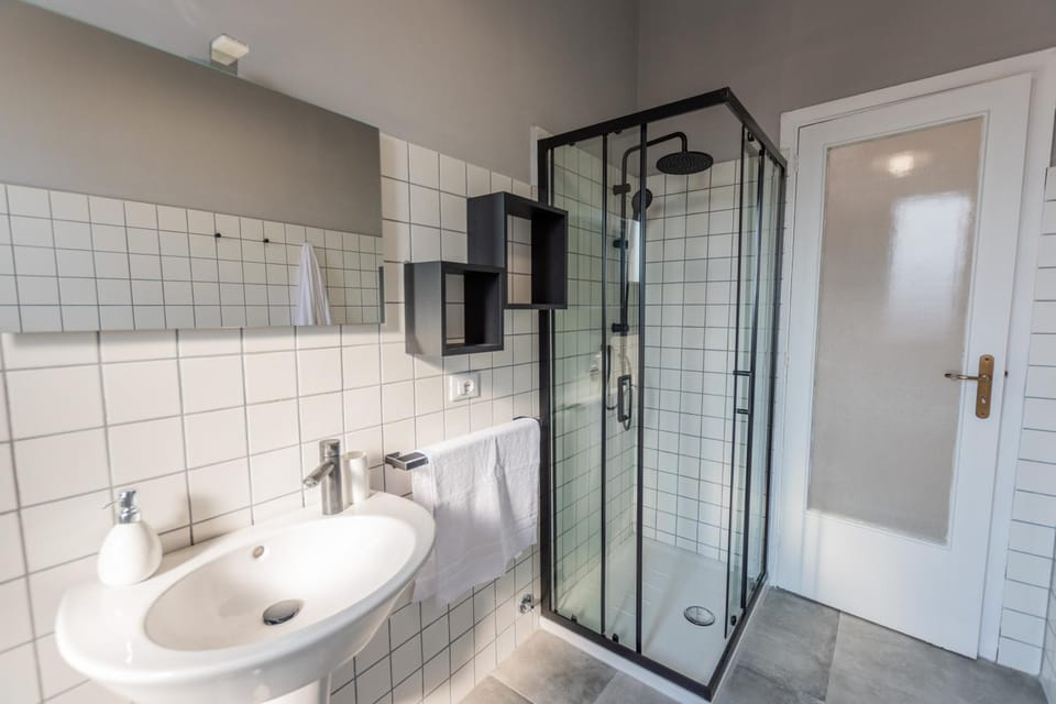 Shower, Bathroom, towels