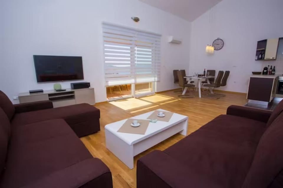 TV and multimedia, Living room, Dining area