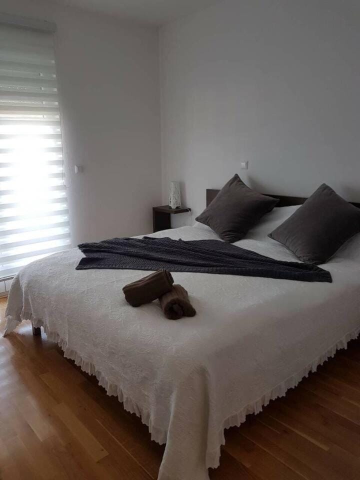 Bed, Photo of the whole room, Bedroom, towels