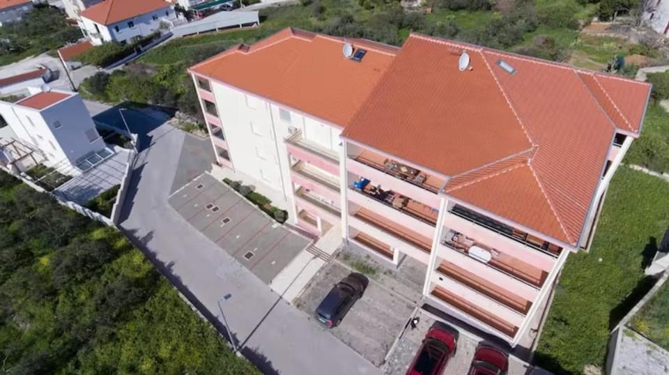 Property building, Neighbourhood