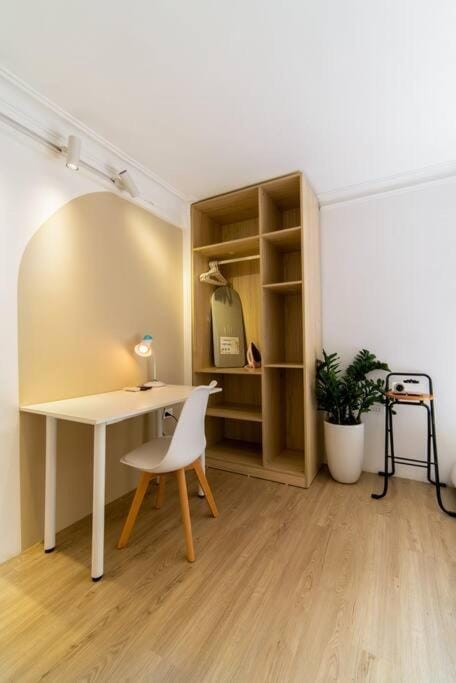 Holly HideAway-Cozy Nest -Balcony- City Center Apartment in Hanoi
