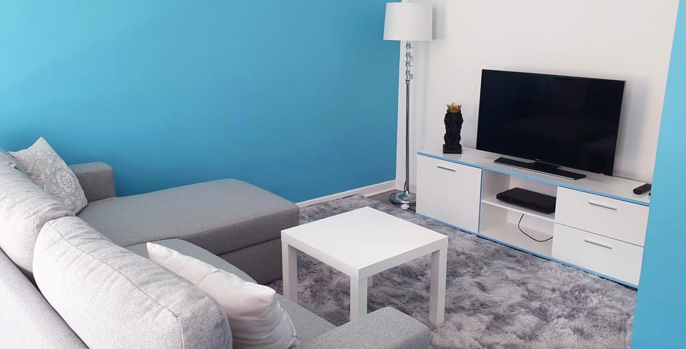 Communal lounge/ TV room, TV and multimedia, Living room, Seating area