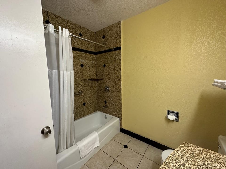 Western Village Inn-NEWLY RENOVATED Motel in Willits