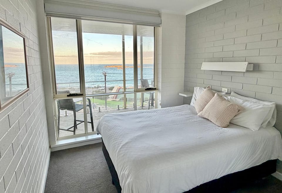 Bed, View (from property/room), Balcony/Terrace, Photo of the whole room, Bedroom, Sea view