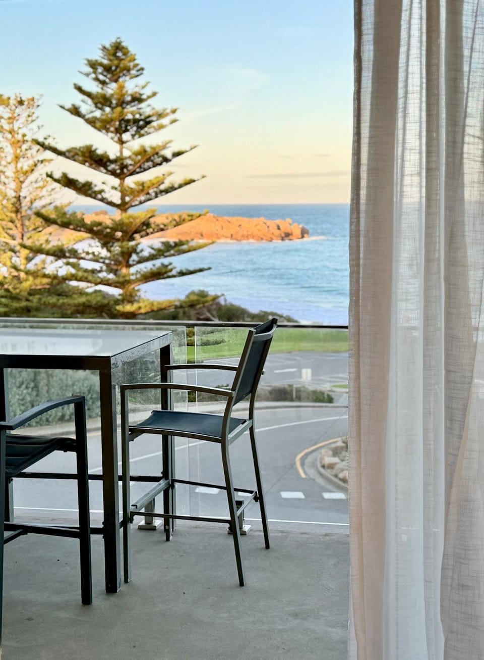 Natural landscape, View (from property/room), Balcony/Terrace, Living room, Seating area, Dining area, Sea view