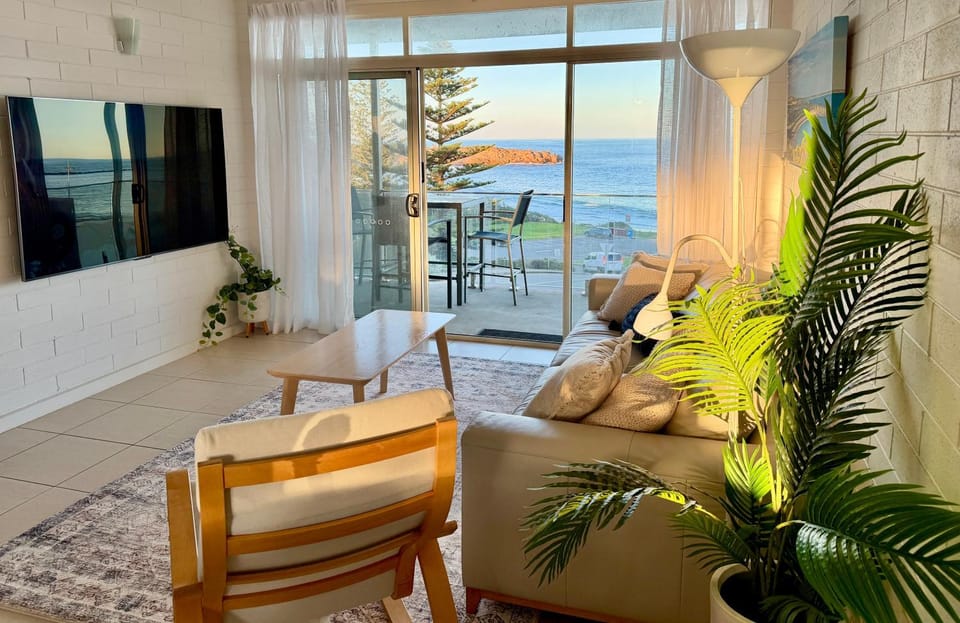 View (from property/room), Balcony/Terrace, Living room, Seating area, Sea view