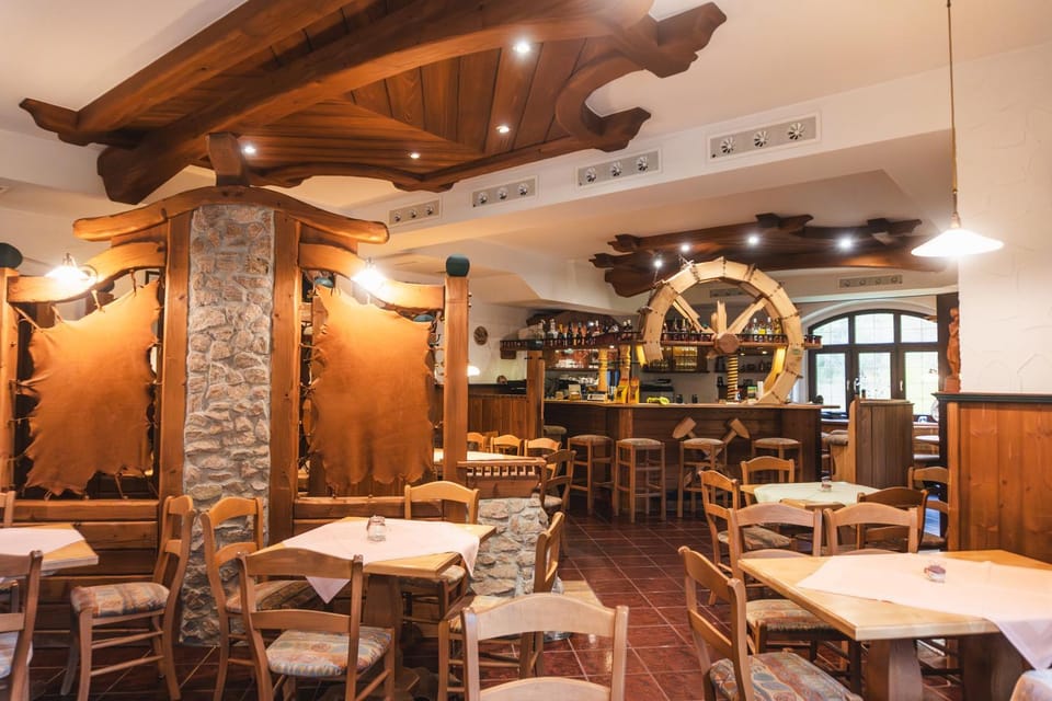 Restaurant/places to eat, Banquet/Function facilities, Seating area