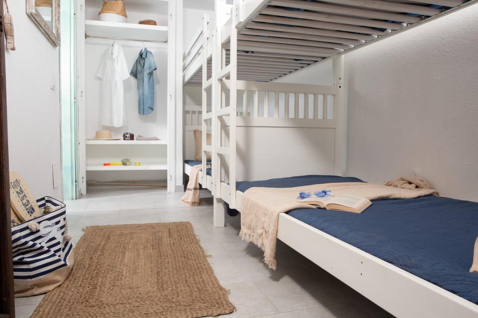 Bedroom, bunk bed