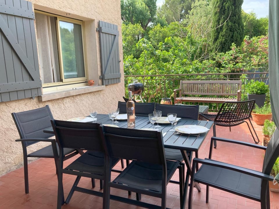 Haut de villa avec terrasse privative jardin et parking tout près des plages Apartment in Toulon
