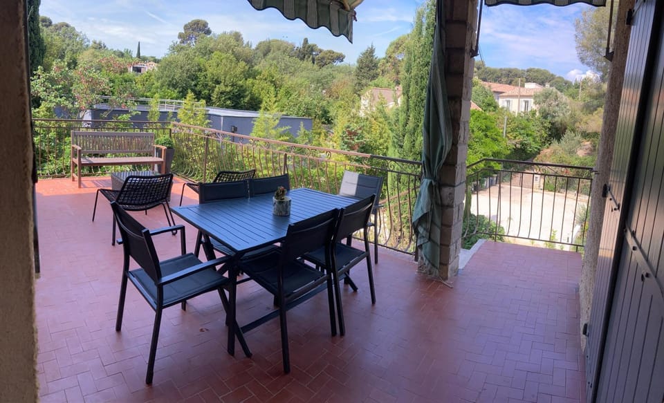 Haut de villa avec terrasse privative jardin et parking tout près des plages Apartment in Toulon